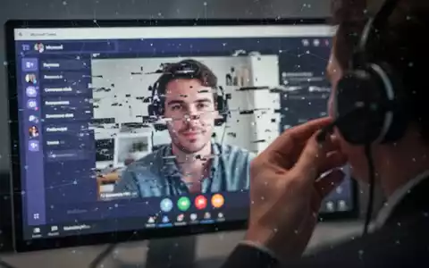 Nahaufnahme eines verschwommenen Computerbildschirms mit einer gestörten Microsoft Teams-Besprechung, im Vordergrund eine Hand, die ein Headset einstellt. - Foto: über boerse-global.de