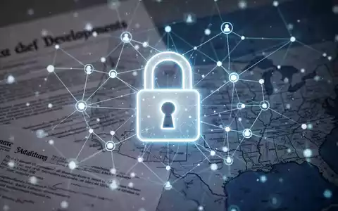 Leuchtendes digitales Vorhängeschloss auf Datenknoten-Netzwerk, verschwommene Rechtsdokumente und US-Karte im Hintergrund. - Foto: über boerse-global.de