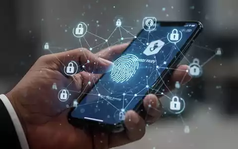 Nahaufnahme einer Hand, die ein Smartphone zur biometrischen Authentifizierung nutzt, mit überlagerten digitalen Sicherheitssymbolen. - Foto: über boerse-global.de