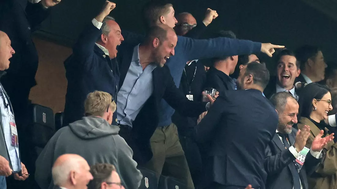 Prinz William fiebert immer wieder im Stadion mit seinem Lieblingsverein Aston Villa mit. (Archivbild) - Bild: Uncredited/AP/dpa