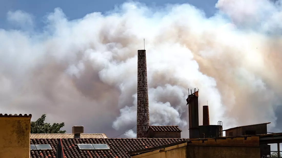 Wegen starker Rauchentwicklung durch einen Waldbrand im Nordosten Spaniens haben die Behörden rund 45.000 Bewohner mehrerer Ortschaften aufgerufen, ihre Häuser vorerst nicht zu verlassen. - Bild: Glòria Sánchez/EUROPA PRESS/dpa