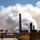 Wegen starker Rauchentwicklung durch einen Waldbrand im Nordosten Spaniens haben die Behörden rund 45.000 Bewohner mehrerer Ortschaften aufgerufen, ihre Häuser vorerst nicht zu verlassen. - Bild: Glòria Sánchez/EUROPA PRESS/dpa