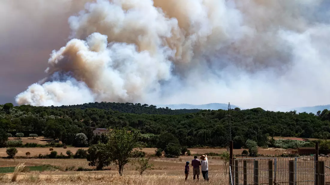 Ein Waldbrand im Nordosten Spaniens hat bisher fast 1.300 Hektar zerstört. - Bild: Glòria Sánchez/EUROPA PRESS/dpa