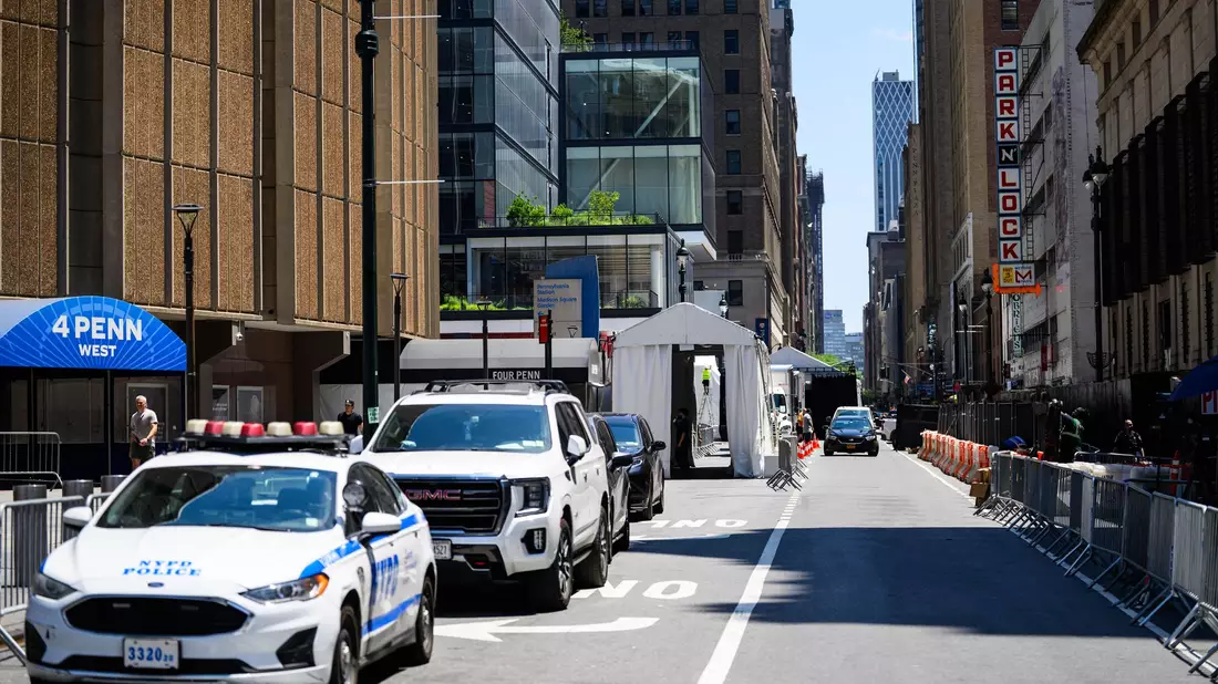 Die Polizei riegelte den Madison Square Garden ab. - Bild: Tom Weller/dpa