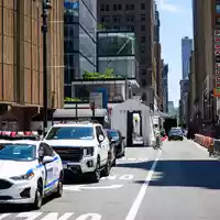 Die Polizei riegelte den Madison Square Garden ab. - Foto: Tom Weller/dpa