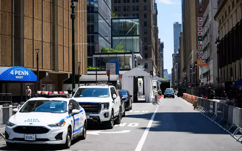 Die Polizei riegelte den Madison Square Garden ab. - Foto: Tom Weller/dpa