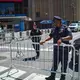 Die große Party soll heute steigen. Die Polizei sorgt für Absperrungen. - Bild: Ryan Murphy/AP/dpa