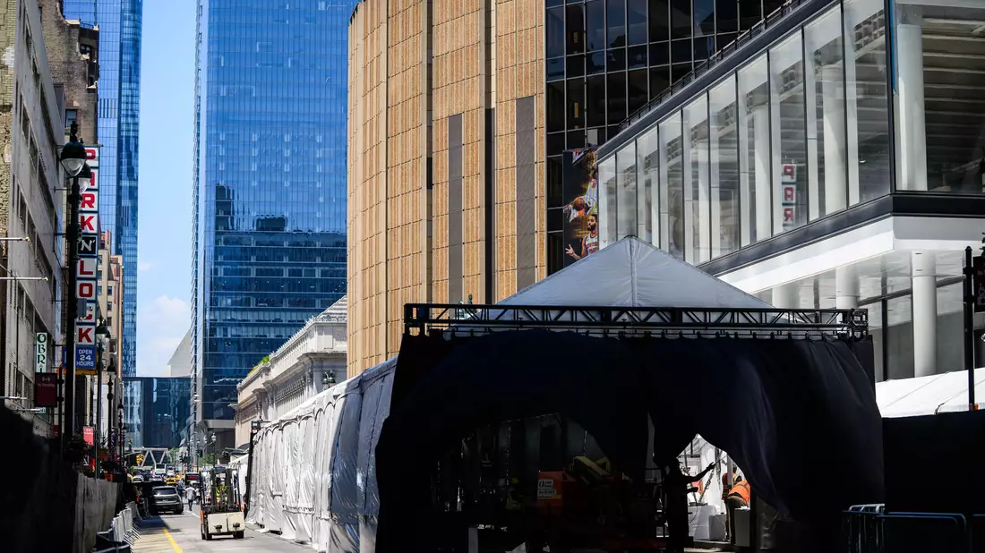 Verschiedene Zelte sind vor der Halle aufgebaut. - Bild: Tom Weller/dpa