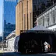 Verschiedene Zelte sind vor der Halle aufgebaut. - Bild: Tom Weller/dpa