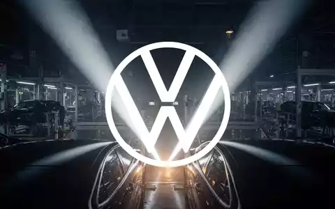 Zwei Lichtstrahlen trennen sich vor einem industriellen Hintergrund und symbolisieren das Ende einer strategischen Allianz in der Automobilindustrie. - Foto: über boerse-global.de