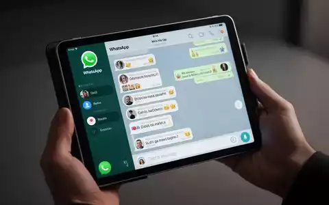 Eine Person hält ein iPad mit der WhatsApp-Chat-Oberfläche, Nachrichten und Symbole sichtbar. - Foto: über boerse-global.de