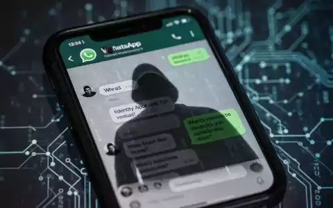 Ein Smartphone-Bildschirm zeigt eine WhatsApp-Konversation mit einer bedrohlichen, verschwommenen Reflexion, die Cyberkriminalität symbolisiert. - Foto: über boerse-global.de