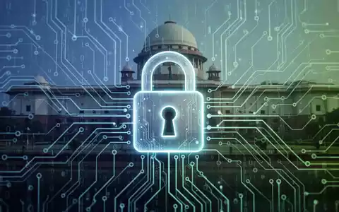 Leuchtendes Vorhängeschloss-Symbol über abstrakter Leiterplatte, Cybersicherheit symbolisierend. Leichte Umrisse des indischen Parlaments im Hintergrund. - Foto: über boerse-global.de