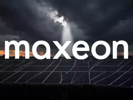 Dramatische Szene mit dunklen Wolken über einem Solarpark bei Sonnenuntergang, symbolisiert finanzielle Not und drohende Fristen. - Foto: über boerse-global.de