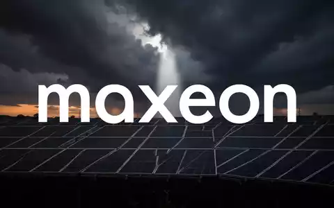 Dramatische Szene mit dunklen Wolken über einem Solarpark bei Sonnenuntergang, symbolisiert finanzielle Not und drohende Fristen. - Foto: über boerse-global.de