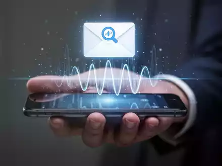 Handy mit holografischer E-Mail-Oberfläche, Sprachsuche-Symbol und Wellenform. - Foto: über boerse-global.de