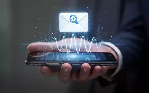 Handy mit holografischer E-Mail-Oberfläche, Sprachsuche-Symbol und Wellenform. - Foto: über boerse-global.de