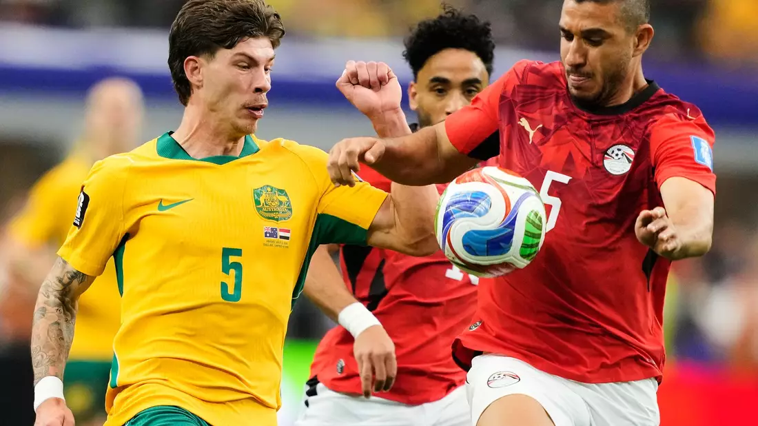 Der Ägypter Ramy Rabia (r) und der Australier Jordan Bos kämpfen um den Ball. - Bild: Tony Gutierrez/AP/dpa
