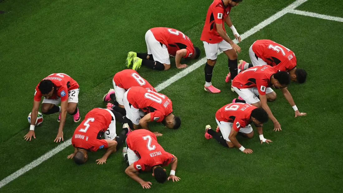 Die ägyptischen Spieler verneigen sich nach dem Führungstor.  - Bild: Jessica Tobias/AP/dpa