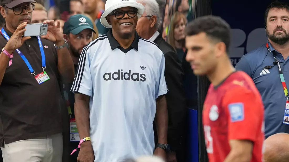 Der Schauspieler Samuel L. Jackson besucht das Spiel. - Bild: Julio Cortez/AP/dpa