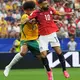 Der Ägypter Mohamed Salah (r) hatte gegen die Australier einen schweren Stand. - Bild: Julio Cortez/AP/dpa