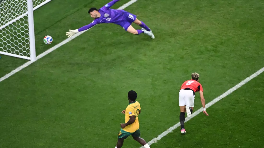 Emam Ashour (r) trifft zum 1:0. - Bild: Jessica Tobias/AP/dpa