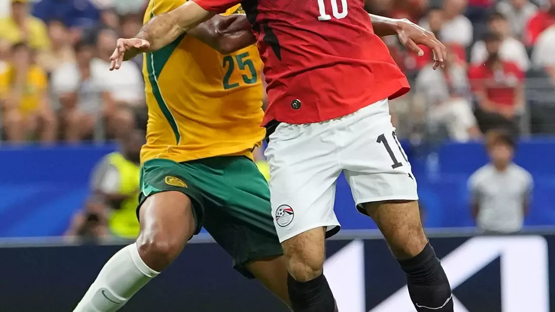 Der Ägypter Mohamed Salah (r) hatte gegen die Australier einen schweren Stand. - Bild: Julio Cortez/AP/dpa