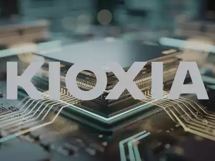 Abstrakte Darstellung fortschrittlicher Halbleitertechnologie mit komplexen Chip-Schichten und leuchtenden Datenpfaden, die Innovation und Fortschritt symbolisieren. - Foto: über boerse-global.de