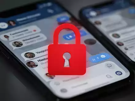 Ein stilisiertes rotes Vorhängeschloss über verschwommenen Smartphone-Bildschirmen mit Messenger-App-Interfaces, die Sicherheitsprobleme symbolisieren. - Foto: über boerse-global.de