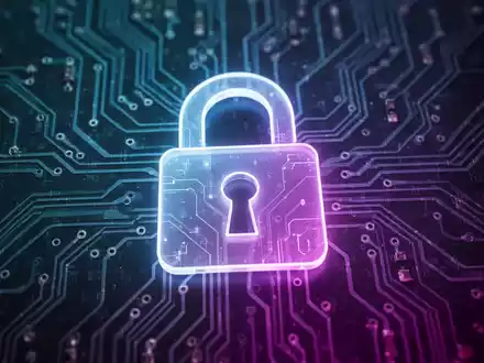 Leuchtendes Vorhängeschloss-Symbol auf digitaler Leiterplatte, Symbol für Cybersicherheit und Schutz vor Malware und Spyware. - Foto: über boerse-global.de
