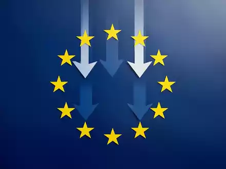 Ein stilisiertes, minimalistisches Grafikdesign der EU-Flagge mit nach unten zeigenden Pfeilen, die Vereinfachung symbolisieren. - Foto: über boerse-global.de