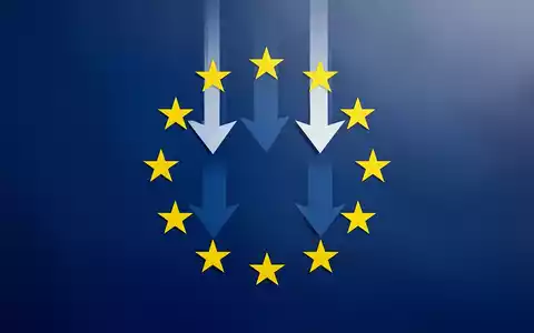 Ein stilisiertes, minimalistisches Grafikdesign der EU-Flagge mit nach unten zeigenden Pfeilen, die Vereinfachung symbolisieren. - Foto: über boerse-global.de