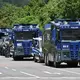 Wasserwerfer der Polizei stehen bereit, für den Fall, dass es zu Gewalt kommt. - Bild: Martin Schutt/dpa