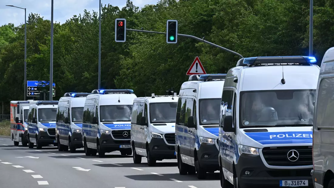 Die Polizei ist nach eigenen Angaben mit Tausenden Einsatzkräften aus dem ganzen Bundesgebiet im Einsatz. - Bild: Martin Schutt/dpa