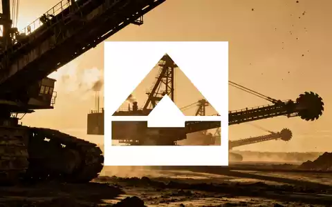 Schwere Industriemaschinen vor einem staubigen Sonnenuntergangshimmel, symbolisierend große Bau- oder Bergbauprojekte und Investitionen. - Foto: über boerse-global.de