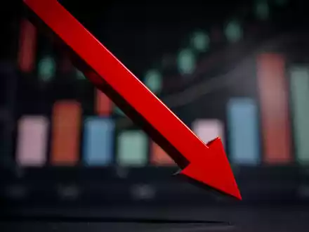 Ein einzelner roter Börsen-Kerzenchart, der scharf nach unten zeigt, vor einem unscharfen Hintergrund einer digitalen Handelsoberfläche. - Foto: über boerse-global.de