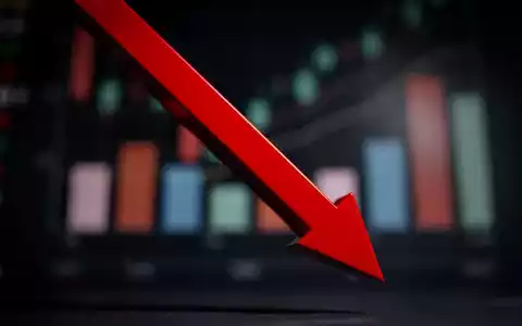 Ein einzelner roter Börsen-Kerzenchart, der scharf nach unten zeigt, vor einem unscharfen Hintergrund einer digitalen Handelsoberfläche. - Foto: über boerse-global.de