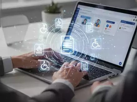 Hände tippen auf Laptoptastatur, digitale Symbole für Barrierefreiheit und Dokumente schweben über dem Bildschirm. - Foto: über boerse-global.de