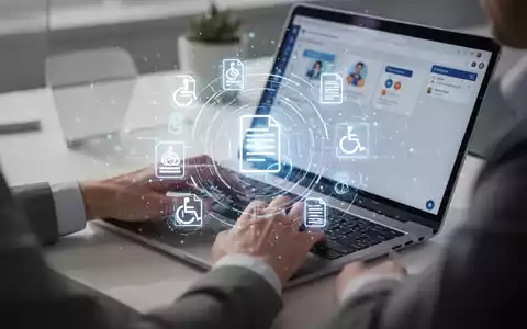 Hände tippen auf Laptoptastatur, digitale Symbole für Barrierefreiheit und Dokumente schweben über dem Bildschirm. - Foto: über boerse-global.de