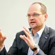 Die zeitweilige Schließung der Straße von Hormus habe BASF laut Elvermann bislang nur indirekt getroffen. (Archivbild) - Bild: Uwe Anspach/dpa