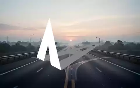 Eine ruhige Autobahn bei Sonnenaufgang, die Infrastruktur und eine bevorstehende Entscheidung symbolisiert. - Foto: über boerse-global.de