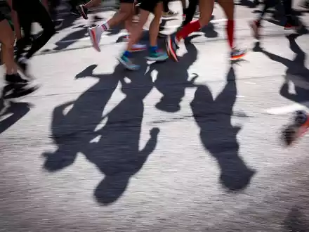 Zu schnell los und dann früher schlapp? Das kommt der Studie zufolge bei männlichen Marathon-Läufern deutlich häufiger vor.  - Foto: Christian Charisius/dpa
