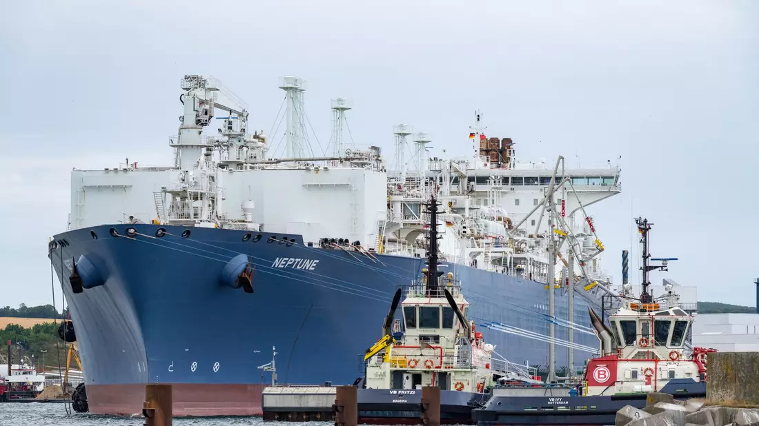 Der Iran-Konflikt hat sich auf den LNG-Lieferbetrieb nach Rügen ausgewirkt, sagt der dortige Terminalbetreiber. - Bild: Stefan Sauer/dpa