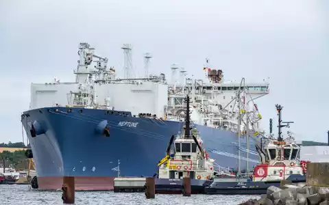 Der Iran-Konflikt hat sich auf den LNG-Lieferbetrieb nach Rügen ausgewirkt, sagt der dortige Terminalbetreiber. - Foto: Stefan Sauer/dpa