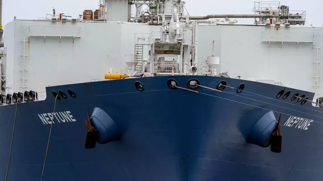 Zusätzlich zu dem vorhandenen Terminalschiff soll in Zukunft noch ein zweites an Rügens Küste stationiert werden. - Bild: Stefan Sauer/dpa