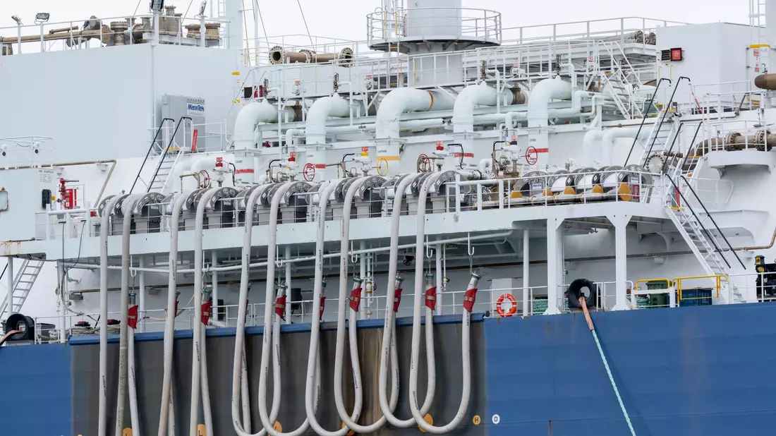 Die Bundesregierung hatte den Aufbau von LNG-Terminals an Nord- und Ostsee nach dem russischen Angriff auf die Ukraine forciert, um unabhängiger von russischen Gaslieferungen zu werden. - Bild: Stefan Sauer/dpa