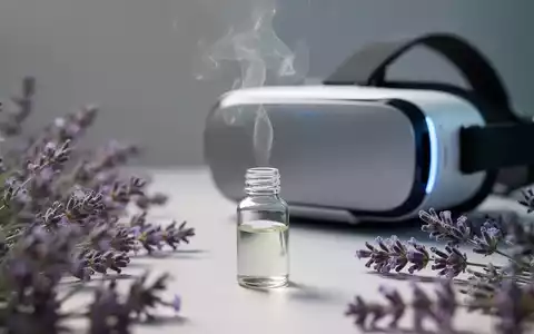 Eine Glasflasche mit ätherischem Öl, Lavendelblüten und ein VR-Headset symbolisieren Aromatherapie und Technologie zur Stressbewältigung. - Foto: über boerse-global.de