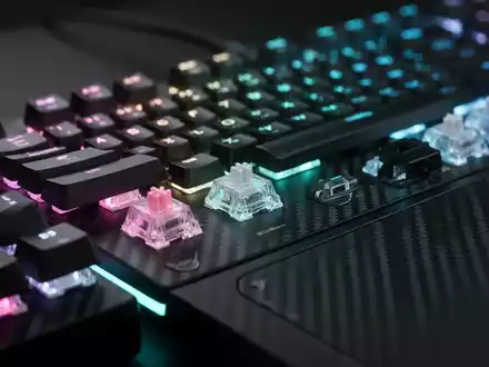 Nahaufnahme einer modernen Gaming-Tastatur mit RGB-Beleuchtung, fortschrittlichen Switches und Carbon-Design. - Foto: über boerse-global.de