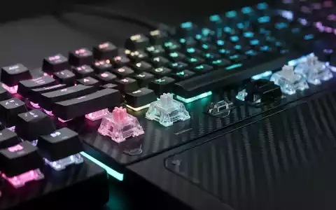 Nahaufnahme einer modernen Gaming-Tastatur mit RGB-Beleuchtung, fortschrittlichen Switches und Carbon-Design. - Foto: über boerse-global.de