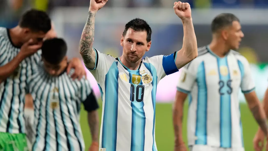 Messi jubelte - aber erst nach einem harten Stück Arbeit und einer Verlängerung gegen Kap Verde. - Bild: Rebecca Blackwell/AP/dpa